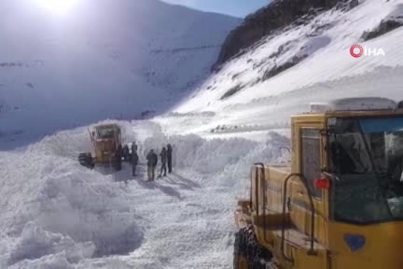 Van Bahçesaray'da mezra yoluna çığ düştü