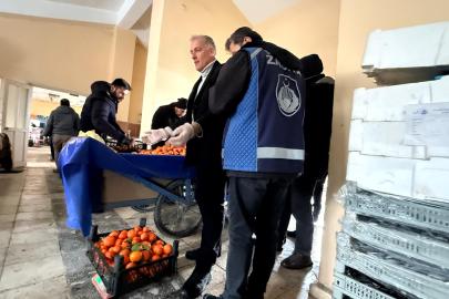 VAN BÜYÜKŞEHİR BELEDİYESİ ZABITA EKİPLERİNDEN SEYYAR SATICILARA MÜDAHALE