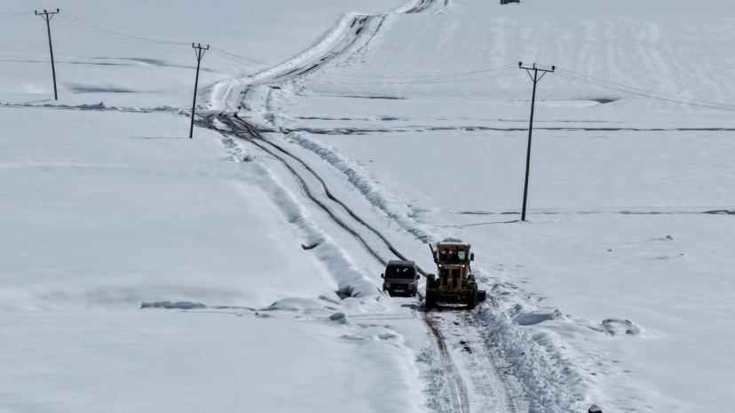 VAN BÜYÜKŞEHİR BELEDİYESİNİN KAR TİMLERİ 7/24 GÖREVDE