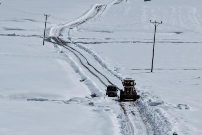 VAN BÜYÜKŞEHİR BELEDİYESİNİN KAR TİMLERİ 7/24 GÖREVDE