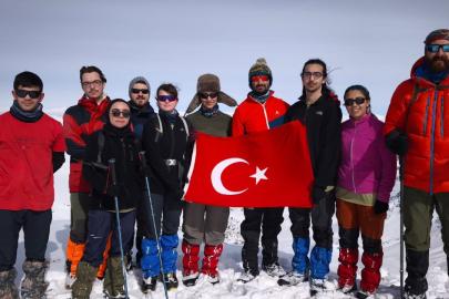 VAN BÜYÜKŞEHİR BELEDİYESPOR’DAN DEPREM ŞEHİTLERİ ANISINA EREK DAĞI TIRMANIŞI