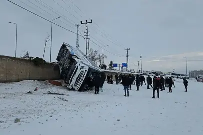 Van yolcu otobüsü devrildi! 16 kişi yaralandı