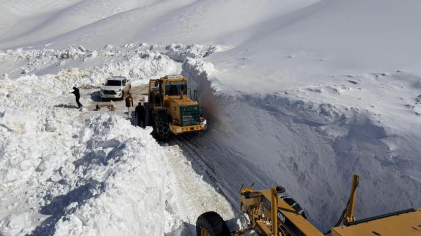 Van'da 3 bin 300 rakımlı mezra yolunda karla mücadele sürüyor