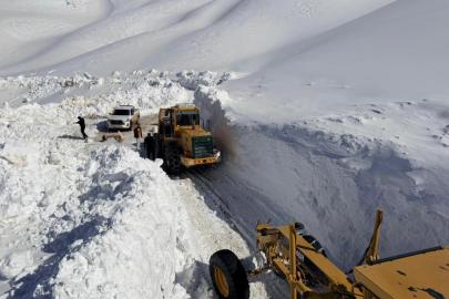 Van'da 3 bin 300 rakımlı mezra yolunda karla mücadele sürüyor