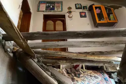 Van'da Ev İnanılmaz Şekilde Çöktü