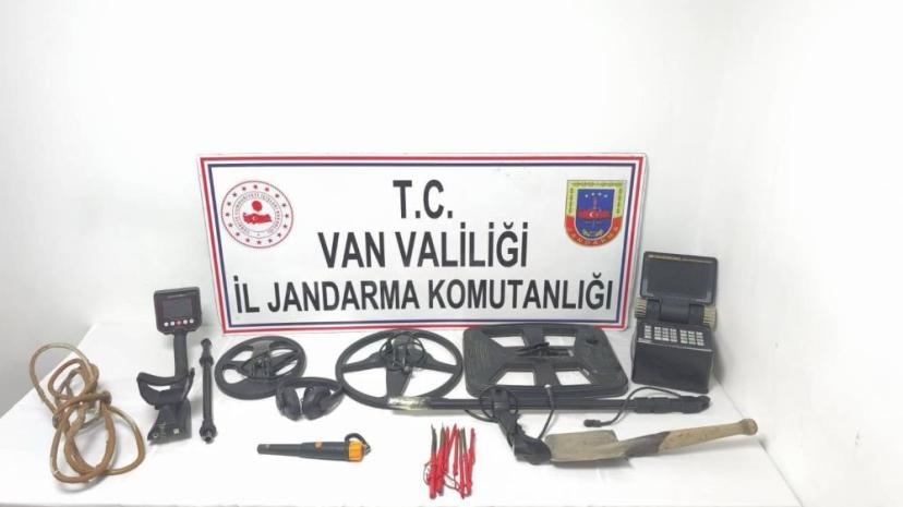 Van’da kaçak kazı yapan 3 kişi yakalandı