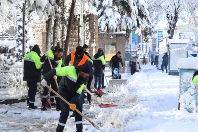 Van'da kardan 390 yerleşim yerinin yolu kapandı, okullar tatil edildi
