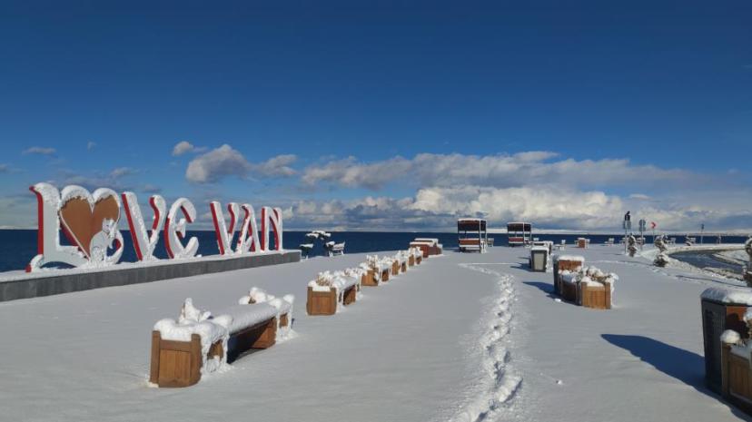 Van'da kardan dolayı kapanan 390 yoldan 230'u açıldı