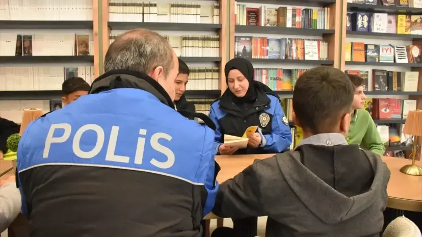 Van'da Öğrencilere Kitap Tahlili Etkinliği