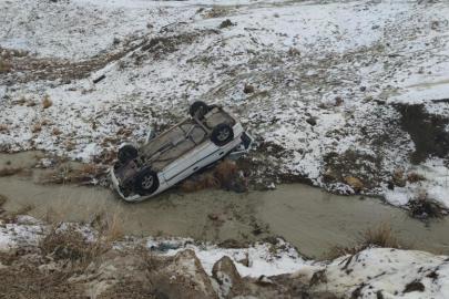 Van'da otomobil dereye uçtu: 3 yaralı