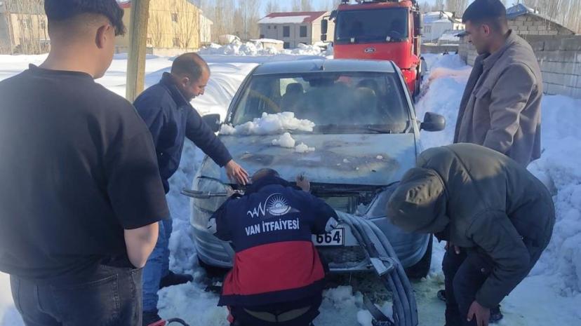 Van'da seyir halindeki otomobil yandı