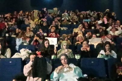 Vanlı kadınlar film izleyip ihtiyaç sahipleri için örgü ördüler