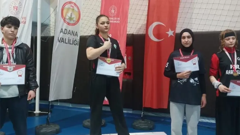 Vanlı öğrenci bilek güreşinde Türkiye üçüncüsü oldu