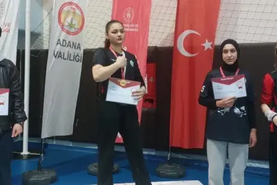 Vanlı öğrenci bilek güreşinde Türkiye üçüncüsü oldu