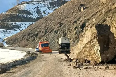 Yüksekova-Van Yolunda Kaya Düşmesi