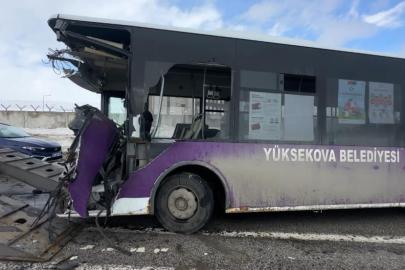 Yüksekova’da belediye otobüsü ile minibüs çarpıştı: 18 yaralı