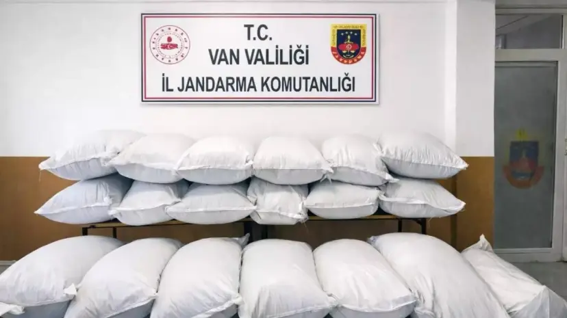 Başkale'de 1.7 Ton Kaçak Gıda Ele Geçirildi