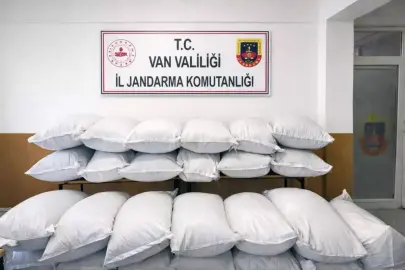 Başkale'de 1.7 Ton Kaçak Gıda Ele Geçirildi