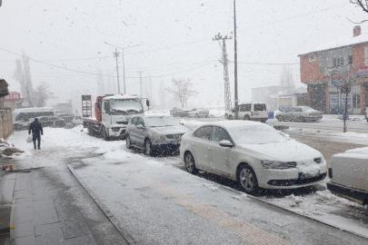 Başkale'de kar yağışı