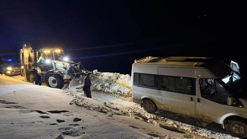 Başkale'de yoldan çıkan minibüs kara saplandı