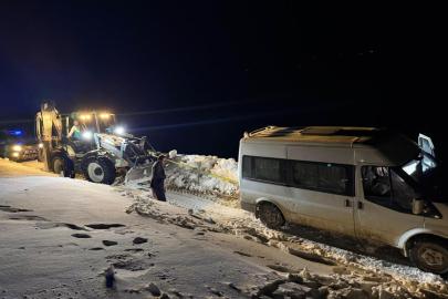 Başkale'de yoldan çıkan minibüs kara saplandı