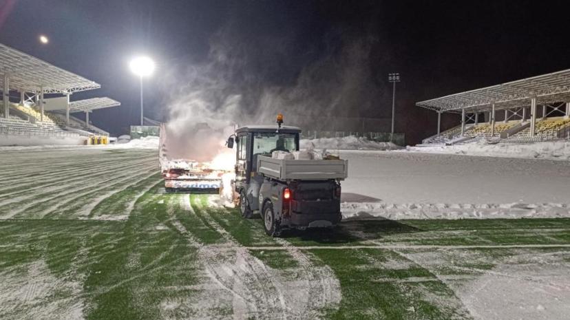 Bitlis'te karla kaplı stat temizlendi