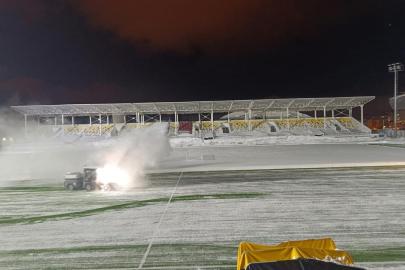 Bitlis'te karla kaplı stat temizlendi