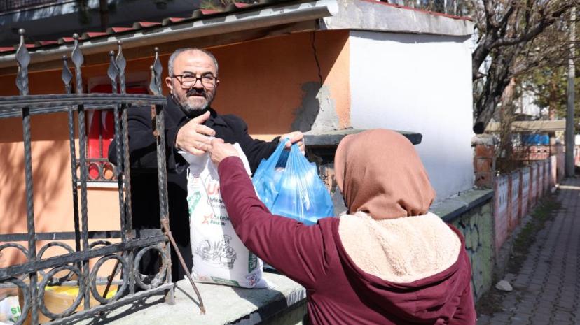 Bu bakkalda parayla değil dua ile alışveriş yapılıyor