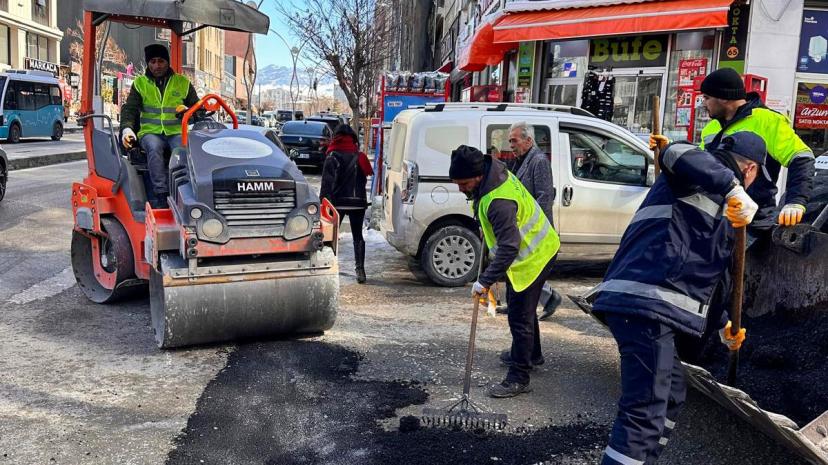 BÜYÜKŞEHİR BELEDİYESİ YOL BAKIM VE ONARIM ÇALIŞMALARINI SÜRDÜRÜYOR