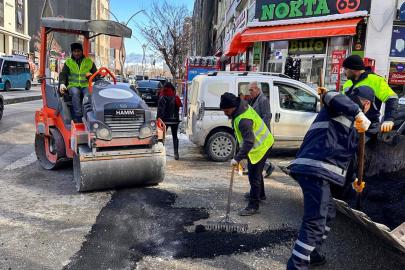 BÜYÜKŞEHİR BELEDİYESİ YOL BAKIM VE ONARIM ÇALIŞMALARINI SÜRDÜRÜYOR