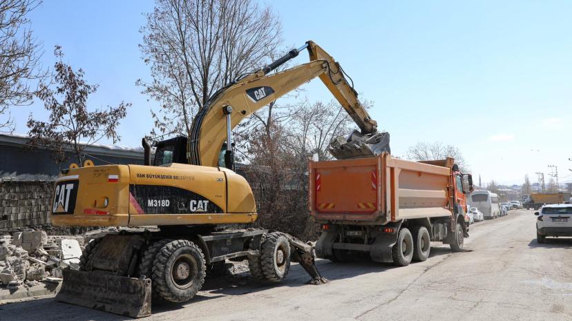 BÜYÜKŞEHİR BELEDİYESİ’NİN YIKIM ÇALIŞMALARI DEVAM EDİYOR