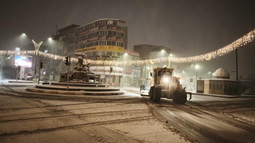 BÜYÜKŞEHİR EKİPLERİ BEKLENEN KAR YAĞIŞINI HAZIRLIKLI KARŞILADI
