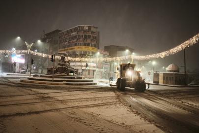 BÜYÜKŞEHİR EKİPLERİ BEKLENEN KAR YAĞIŞINI HAZIRLIKLI KARŞILADI