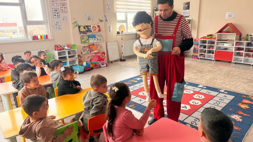 BÜYÜKŞEHİR’DEN MİNİKLERE SANAT DOLU DOKUNUŞ: “SANATLA TANIŞIYORUM”