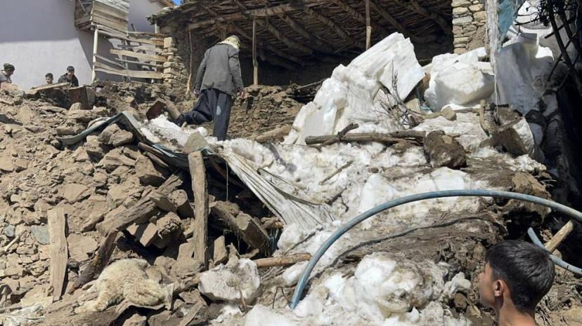 Çatak’ta ahır çöktü: 50 kuzu göçük altında kaldı