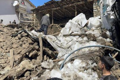 Çatak’ta ahır çöktü: 50 kuzu göçük altında kaldı