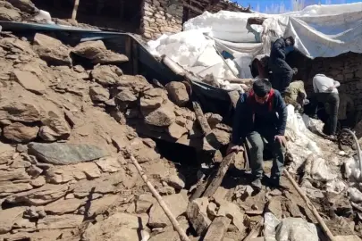 Çatak'ta Çöken Ağıl Duvarında Kuzular Kurtarılıyor