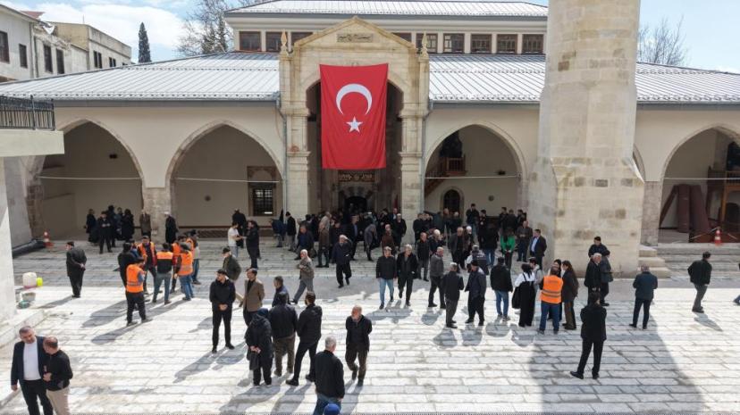 Depremde hasar gören 583 yıllık Ulu Cami yeniden ibadete açıldı