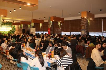 Edremitli öğrenciler iftar sofrasında buluştu