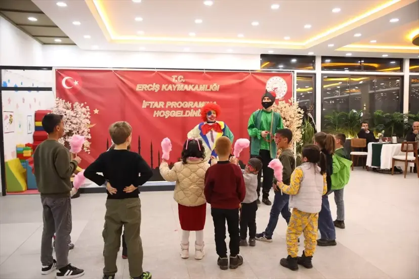 Erciş'te Dünya Yetimler Günü İftarı