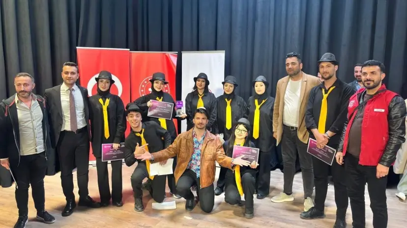 Gürpınar'ın Sanat Elçileri, "Sülün Osman Müzikali"yle Bölge Finallerine Adını Yazdırdı