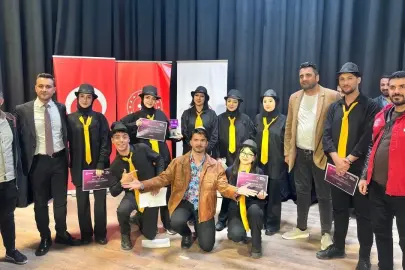 Gürpınar'ın Sanat Elçileri, "Sülün Osman Müzikali"yle Bölge Finallerine Adını Yazdırdı