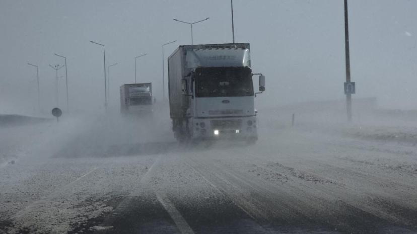 Güzeldere Geçidi'nde tipi trafiği olumsuz etkiliyor