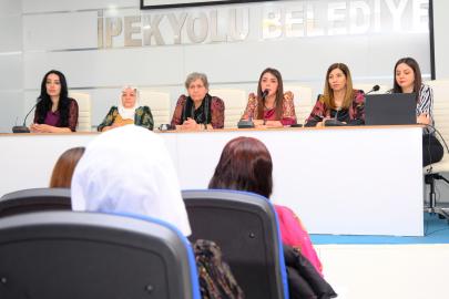 İpekyolu Belediye Meclisinde 8 Mart Coşkusu