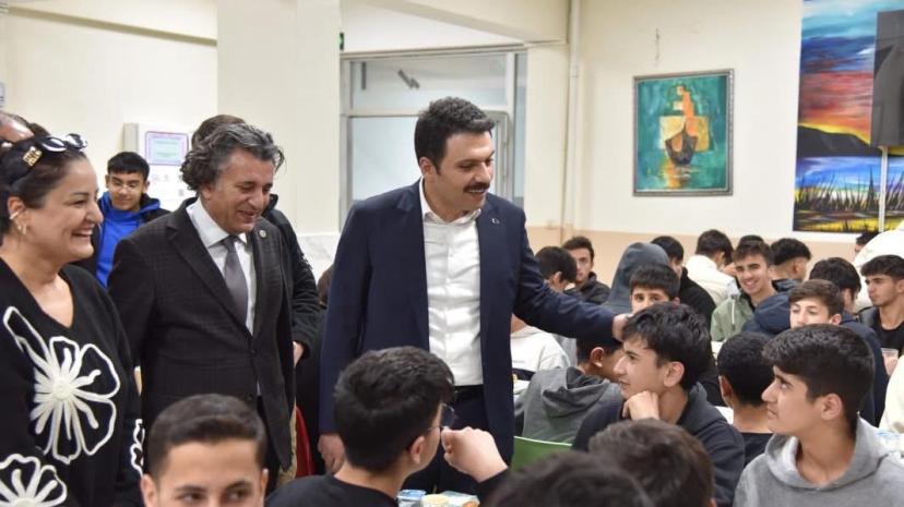 İpekyolu Kaymakamı Öğrencilerle İftar Sofrasında buluştu