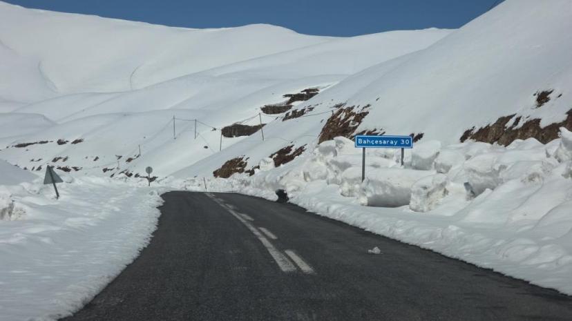Karabet Geçidi'nde kar kalınlığı 4 metreye yaklaştı