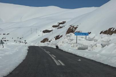 Karabet Geçidi'nde kar kalınlığı 4 metreye yaklaştı