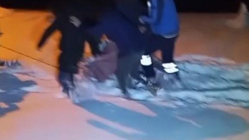 Kars’ta 85 yaşındaki hasta leğenle taşınarak ambulansa ulaştırıldı