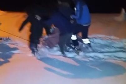 Kars’ta 85 yaşındaki hasta leğenle taşınarak ambulansa ulaştırıldı