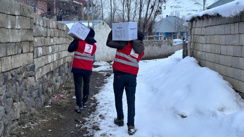 Kızılay Muradiye Şubesinden ihtiyaç sahibi ailelere gıda desteği